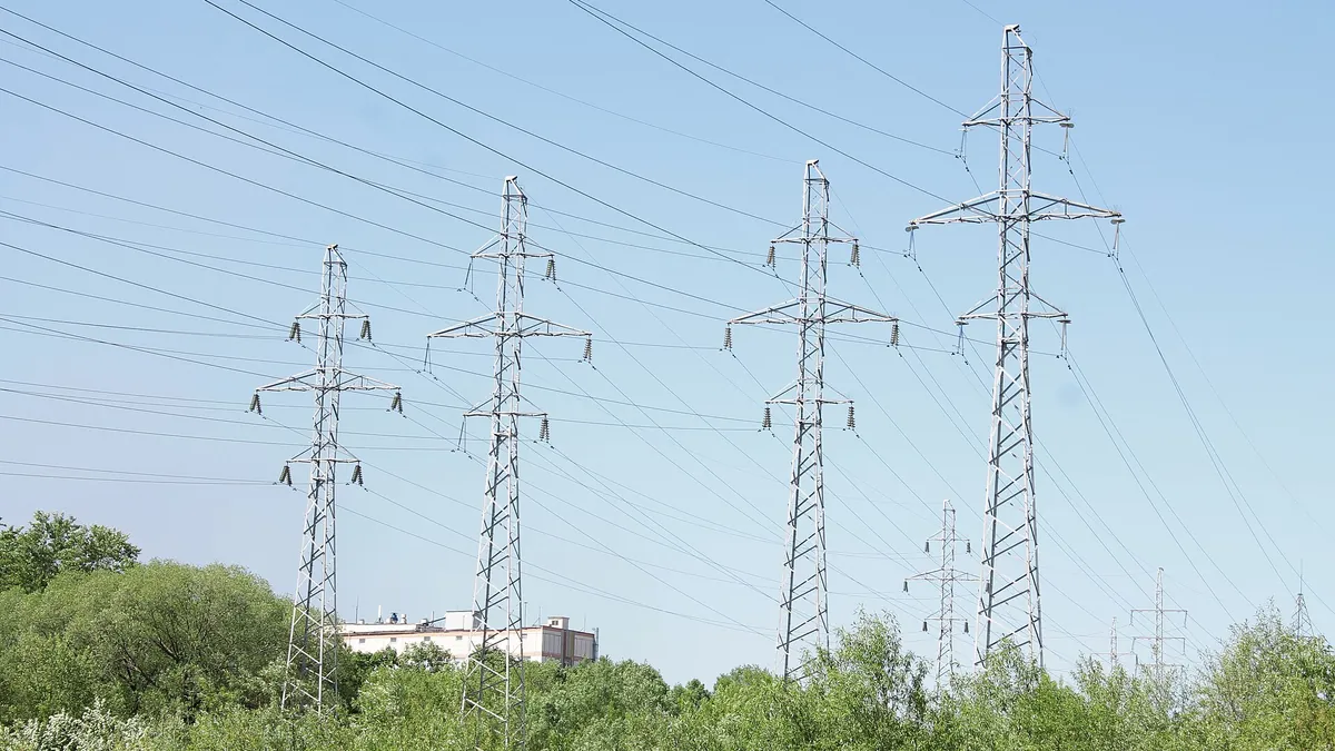 CFE Is Installing New Power Lines in Playa del Carmen — What It Means for the Outages